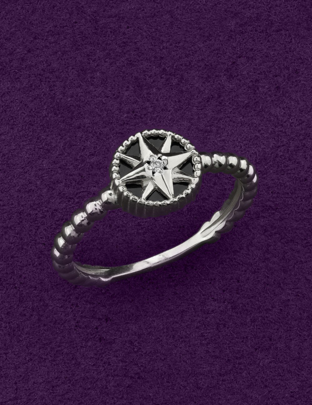 Кольцо из белого золота c бриллиантами и ониксом