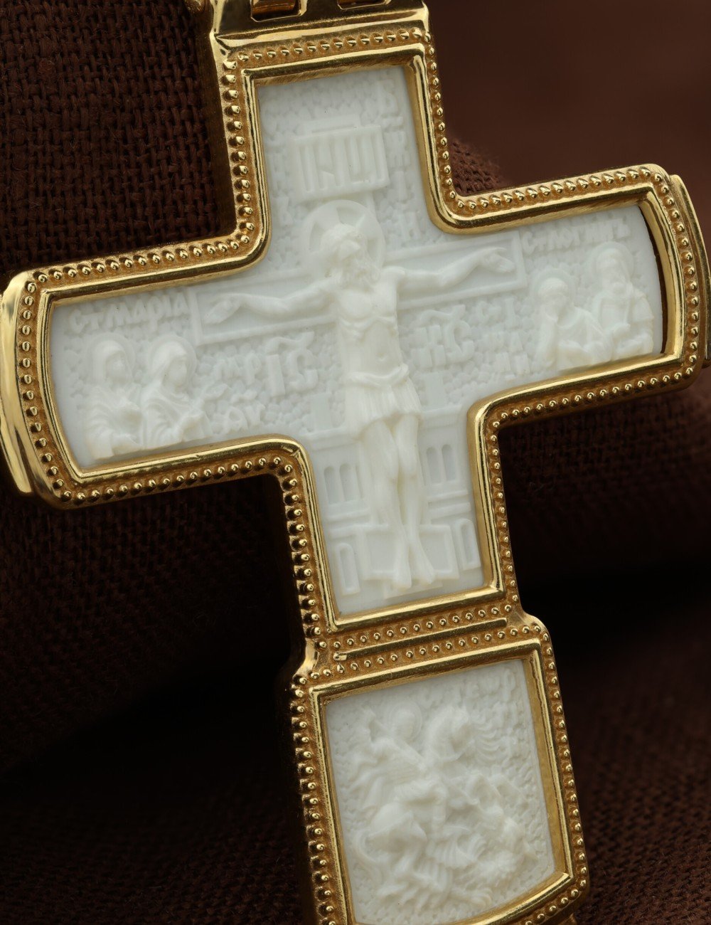 Крест из лимонного золота c бивнем мамонта