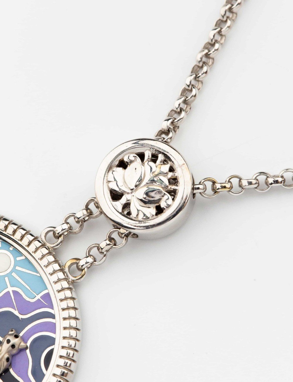 Колье из белого золота c эмалью