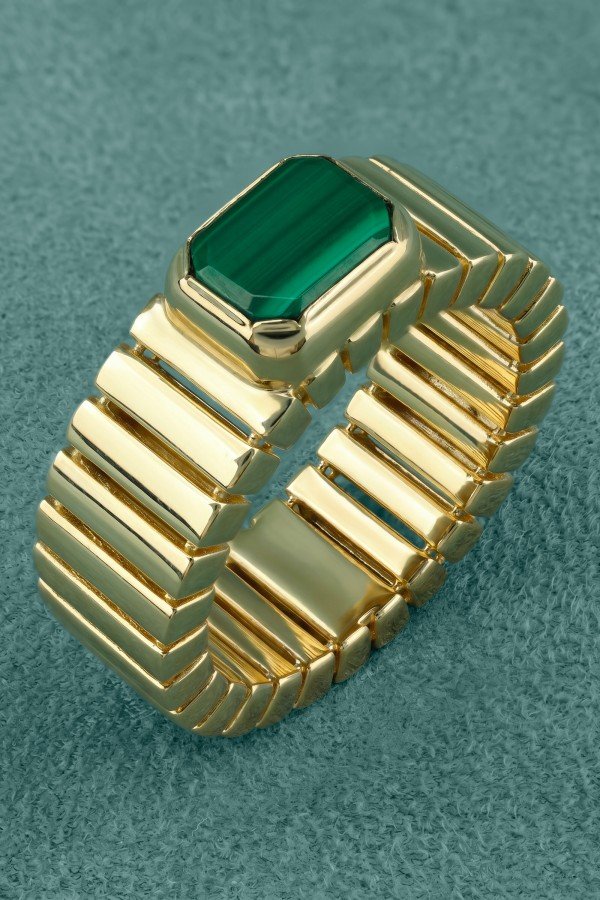 Кольцо из лимонного золота c малахитом