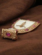 Образок из золота c эмалью, рубином и бивнем мамонта