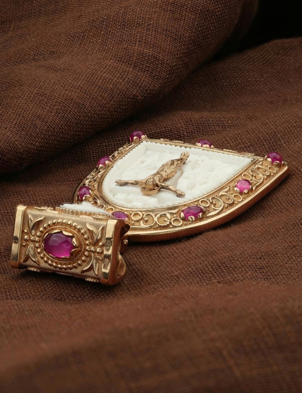 Образок из золота c эмалью, рубином и бивнем мамонта