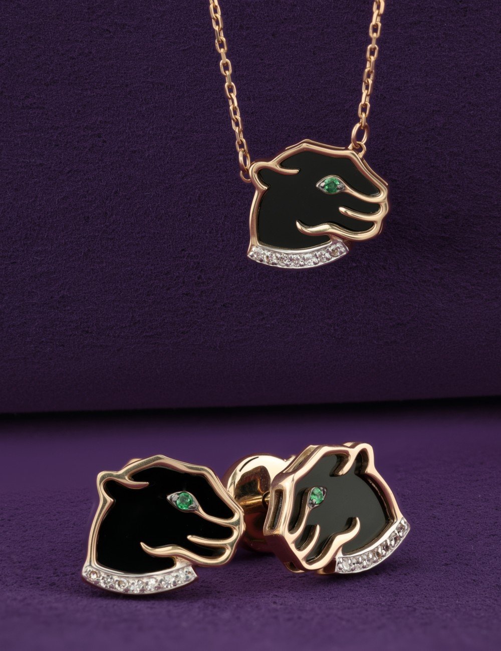 Серьги из золота c бриллиантами, изумрудом и ониксом