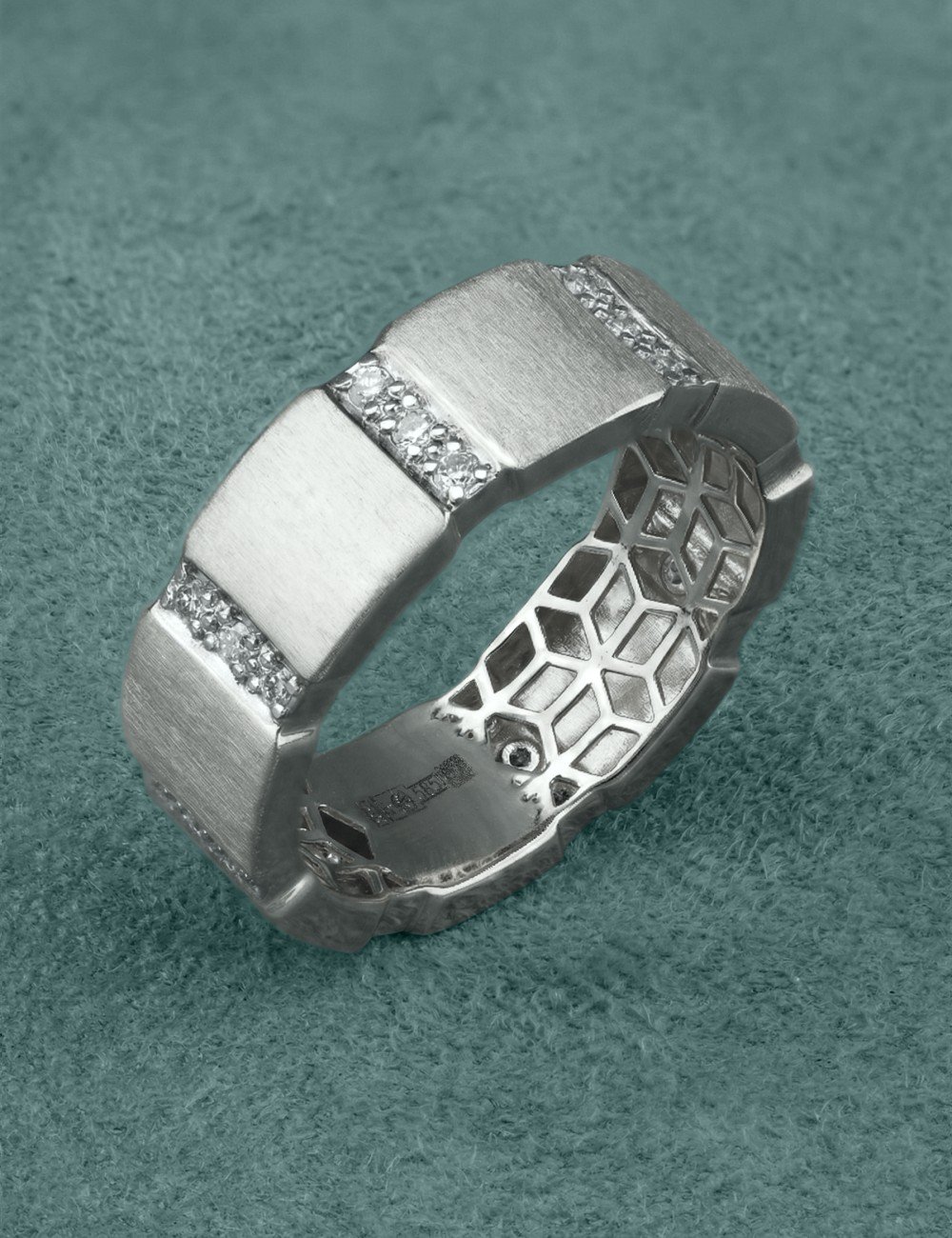 Кольцо из белого золота c бриллиантами