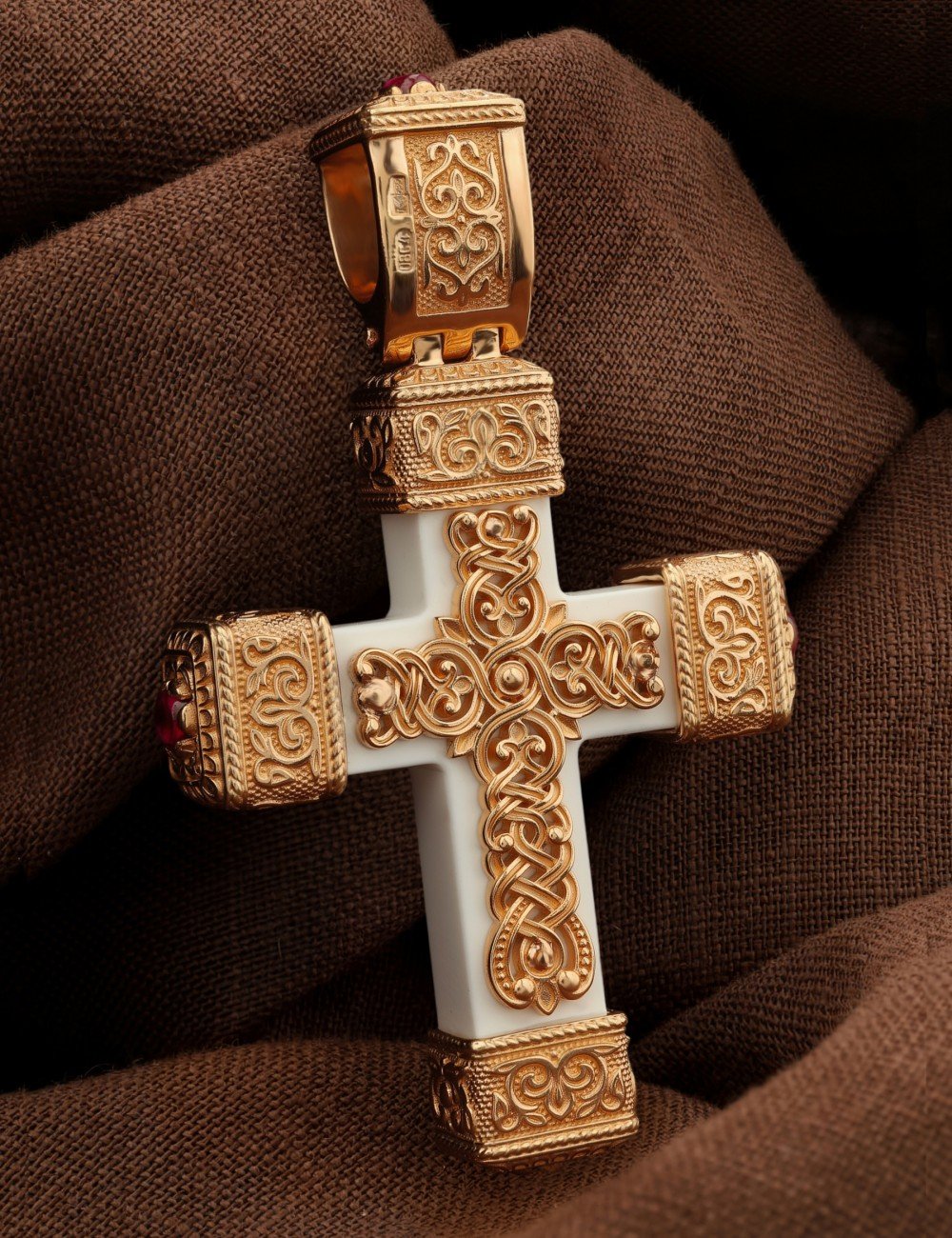 Крест из золота c эмалью, рубином и бивнем мамонта