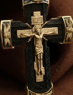 Крест из лимонного золота c эбеновым деревом