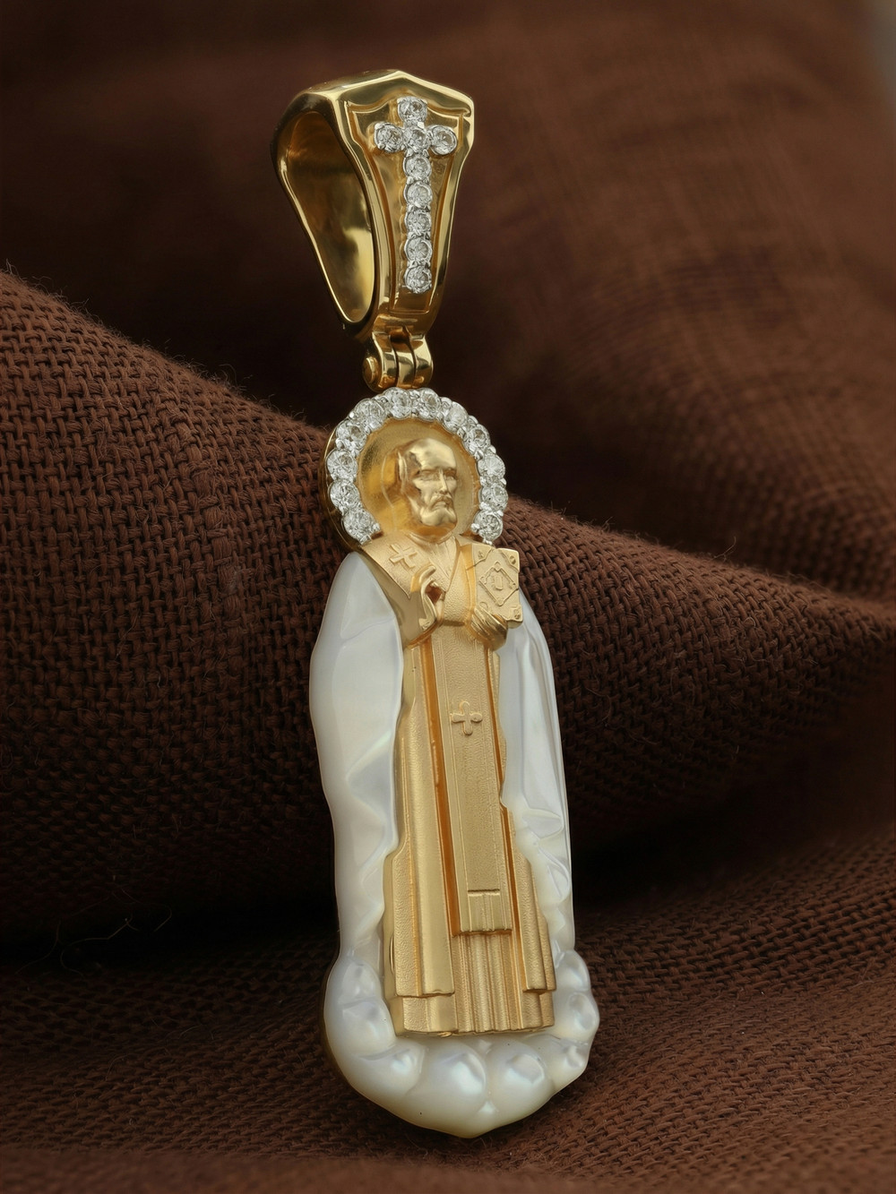 Нательная икона из лимонного золота 585 пробы c бриллиантами и перламутром