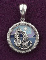 Подвеска из белого золота c эмалью