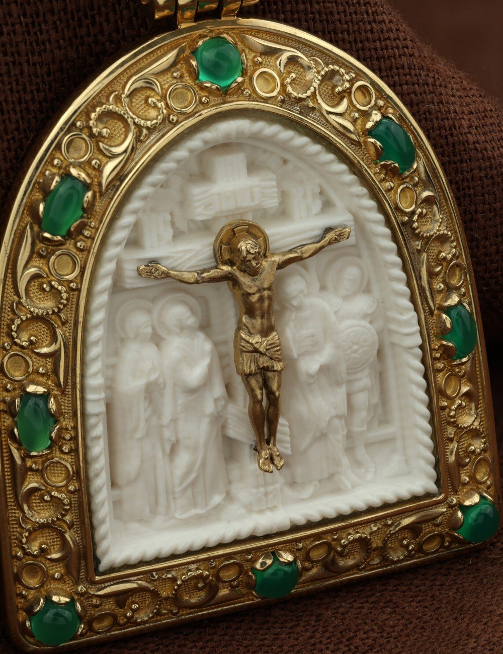 Образок из лимонного золота c эмалью, хризопразом и бивнем мамонта