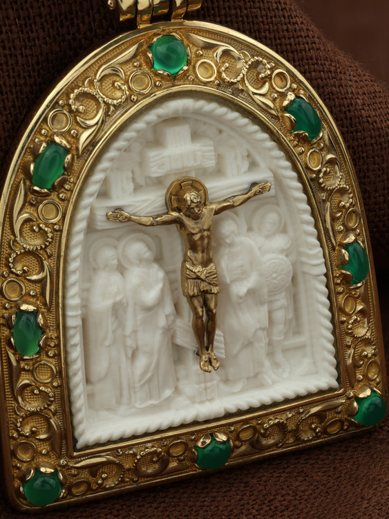 Нательная икона из лимонного золота 585 пробы c эмалью, хризопразом и бивнем мамонта