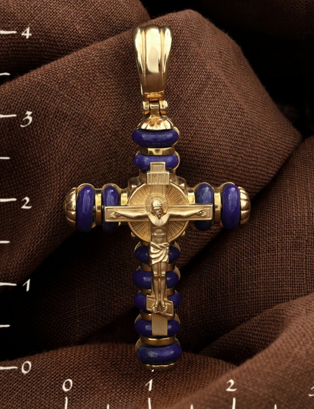 Крест из лимонного золота c лазуритом