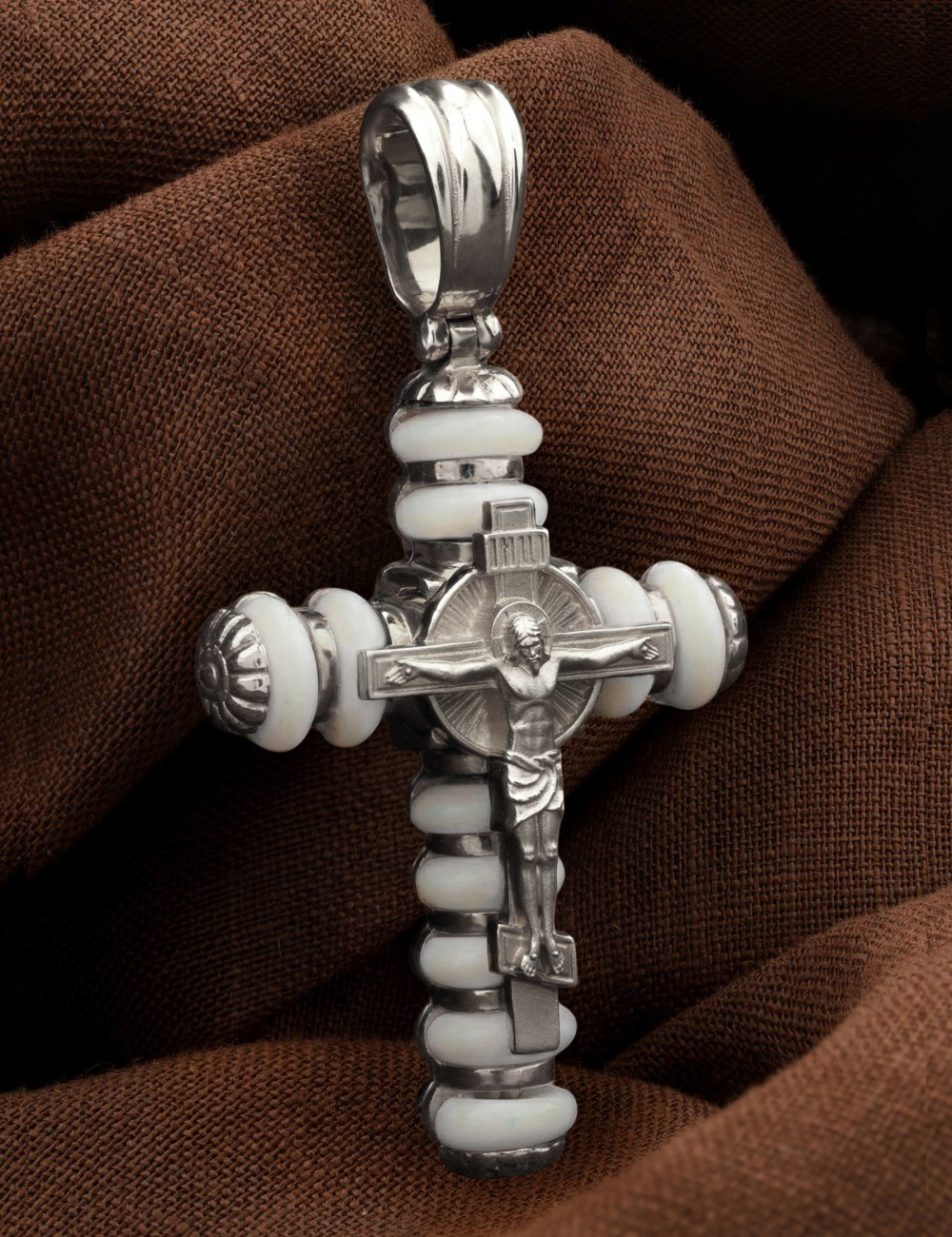 Крест из белого золота c кахолонгом