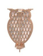 Брошь из золота c эмалью, ониксом и перламутром