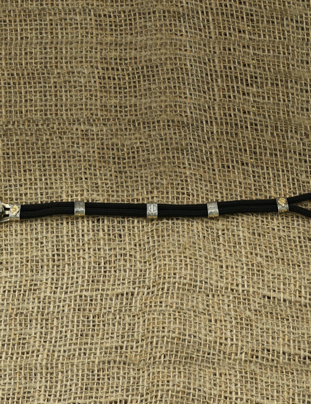 Браслет из серебра и золота c шёлковым шнурком