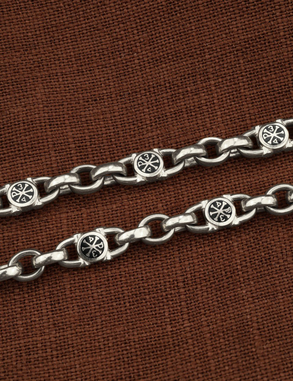 Цепь из белого золота c эмалью