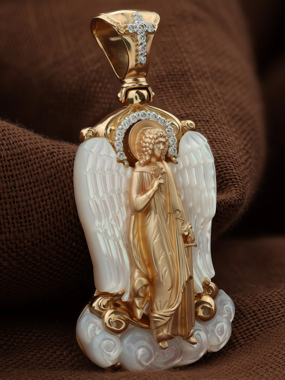 Нательная икона из красного золота 585 пробы c бриллиантами и перламутром