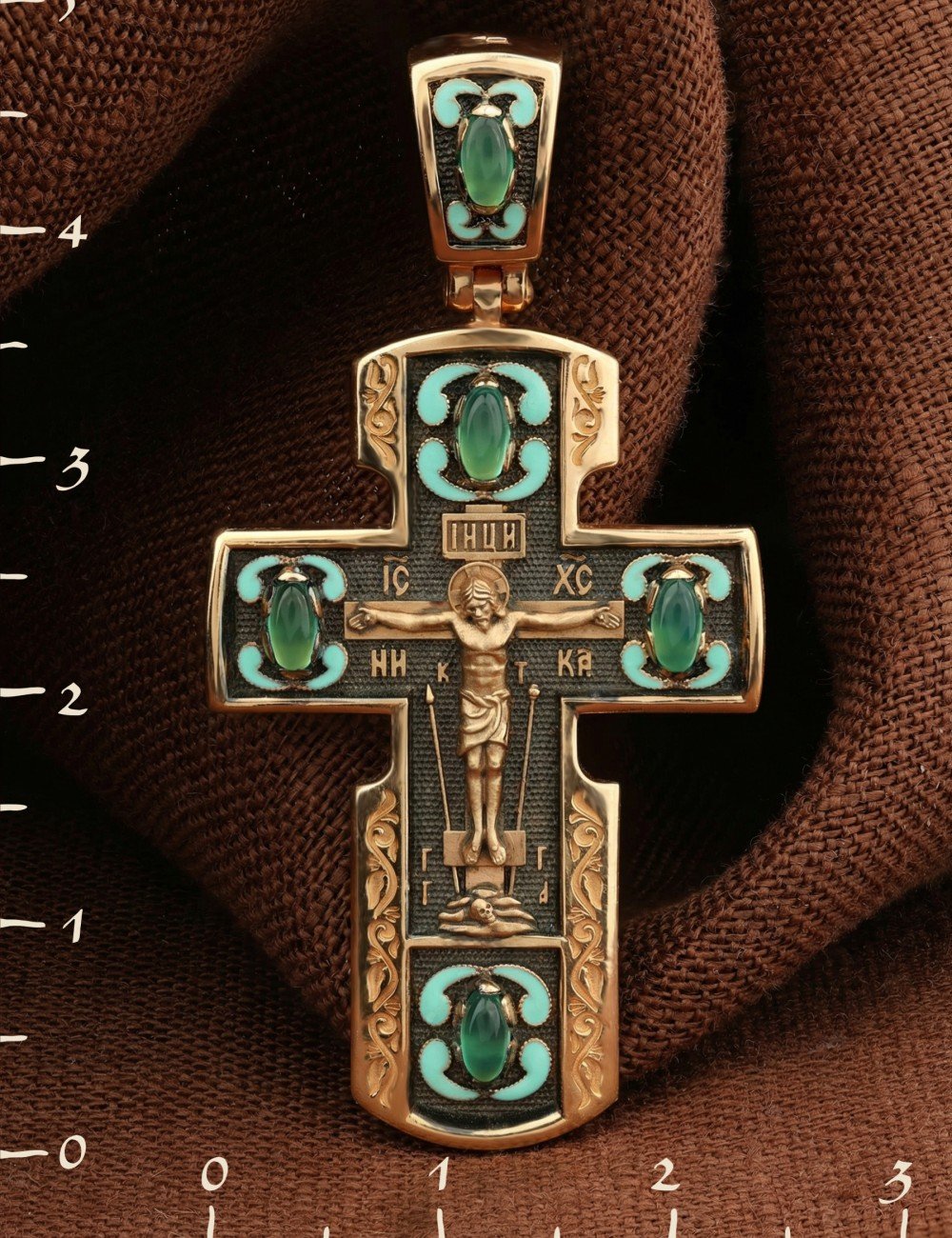 Крест из золота c эмалью и хризопразом