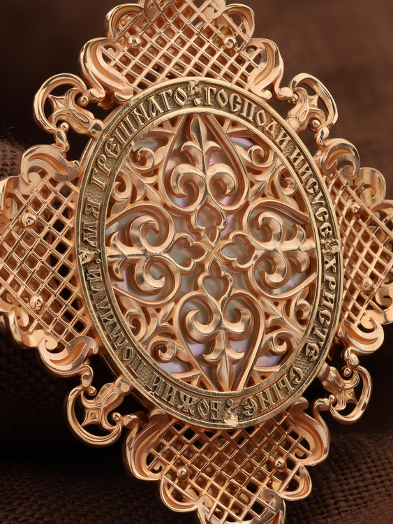 Нательная икона из красного золота 585 пробы c эмалью и перламутром