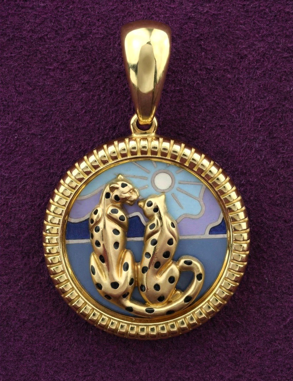 Подвеска из лимонного золота c эмалью