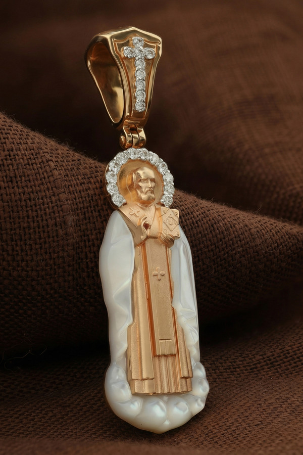 Нательная икона из красного золота 585 пробы c бриллиантами и перламутром