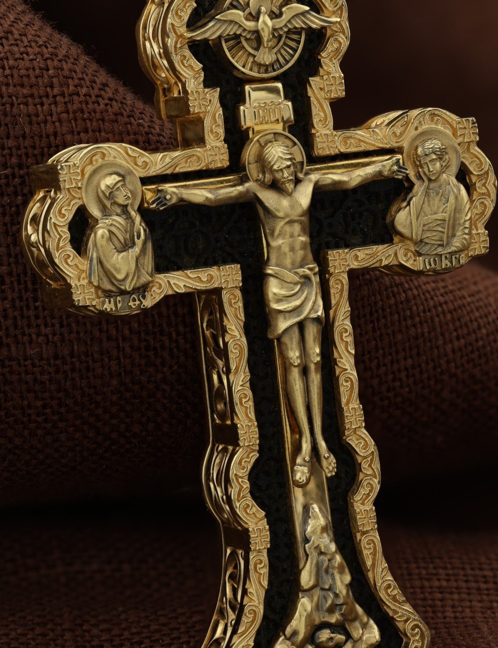 Крест из лимонного золота c эбеновым деревом