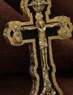 Крест из лимонного золота c эбеновым деревом