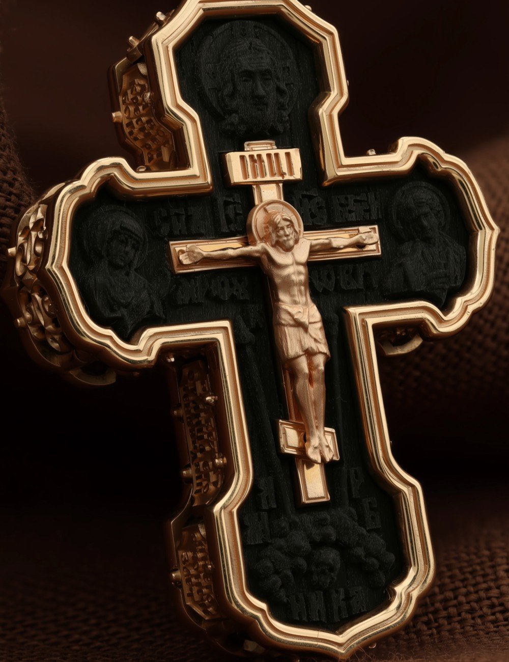 Крест из золота c эбеновым деревом