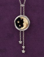 Колье из белого золота c ониксом и перламутром