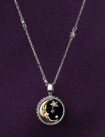 Колье из белого золота c бриллиантами, ониксом и перламутром