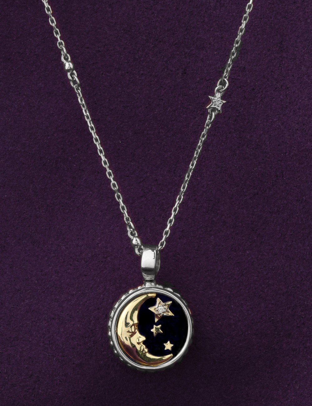 Колье из белого золота c бриллиантами, ониксом и перламутром