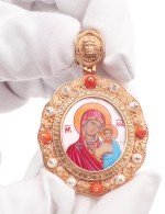 Образок из золота c эмалью, жемчугом, кораллом и перламутром