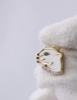Серьги из лимонного золота 585 пробы c бриллиантами, изумрудом и перламутром