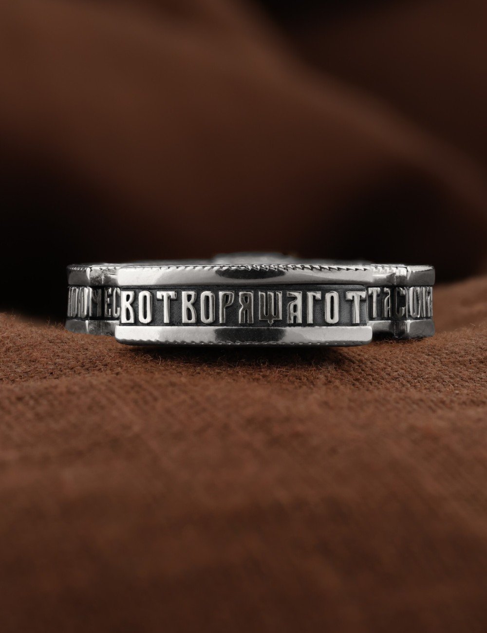 Крест из белого золота c эбеновым деревом