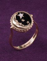 Кольцо из золота c бриллиантами, ониксом и перламутром