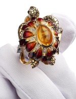 Кольцо из лимонного золота c эмалью, фианитом, гранатом и янтарём