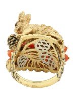 Кольцо из лимонного золота c эмалью и кораллом