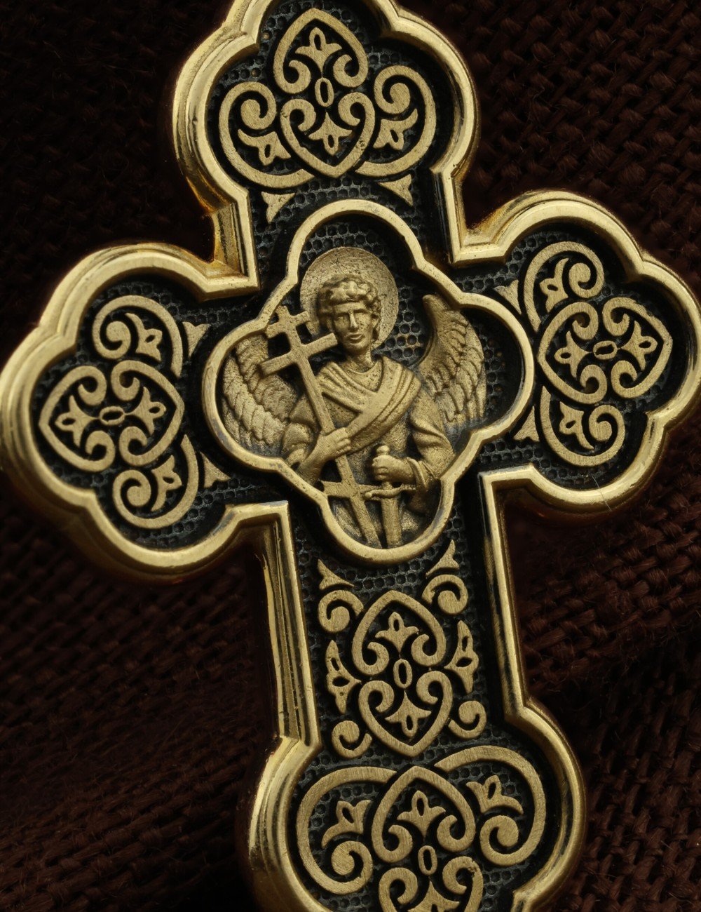 Крест из лимонного золота