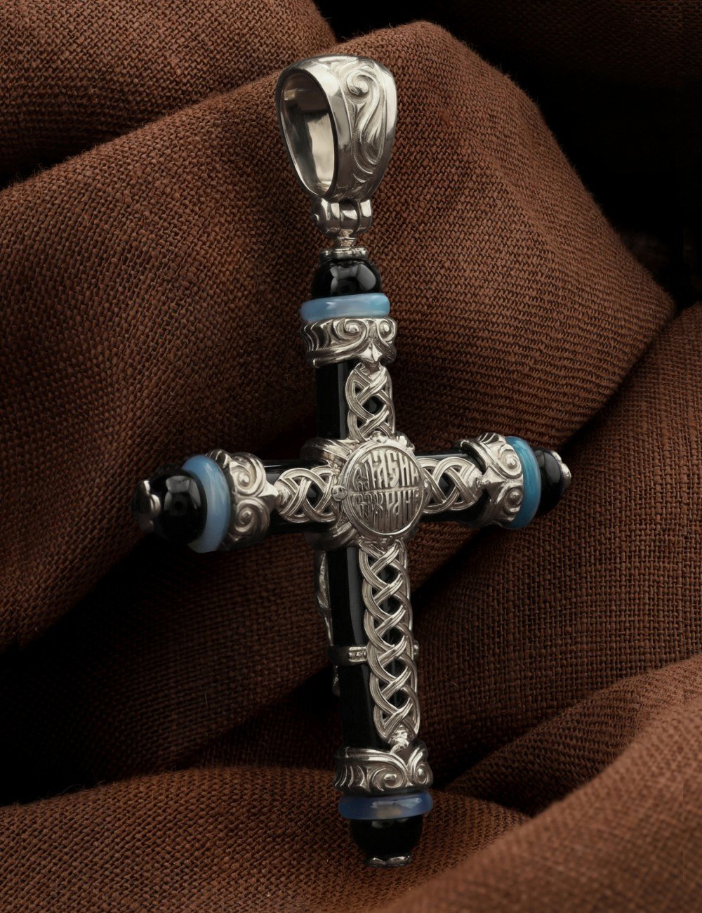 Крест из белого золота c ониксом и агатом