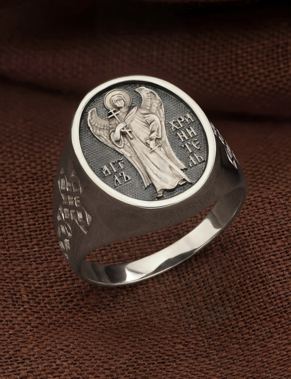 Кольцо из белого золота