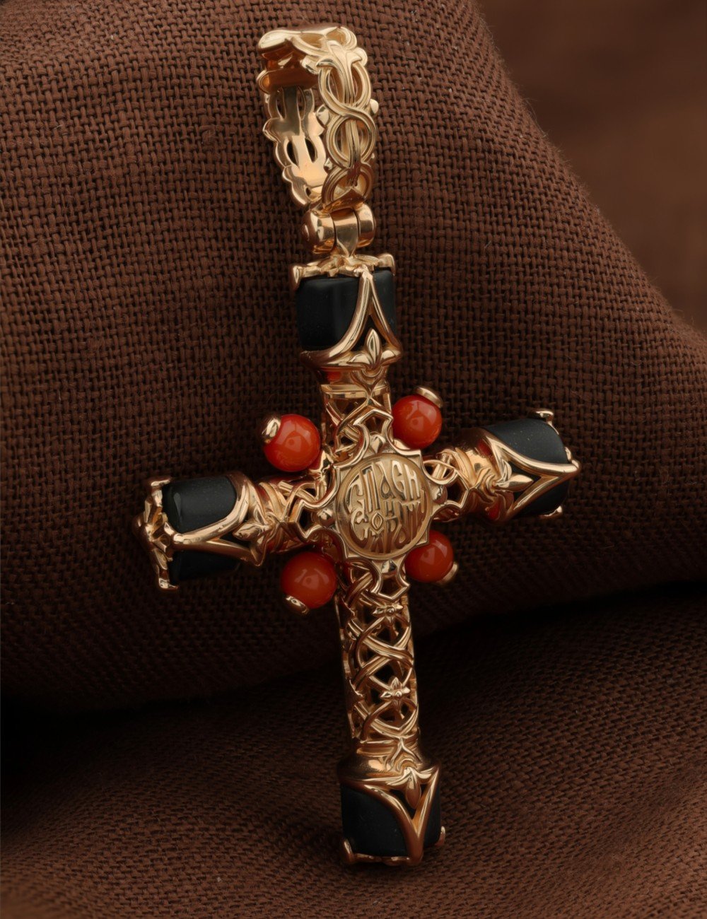 Крест из золота c ониксом и кораллом