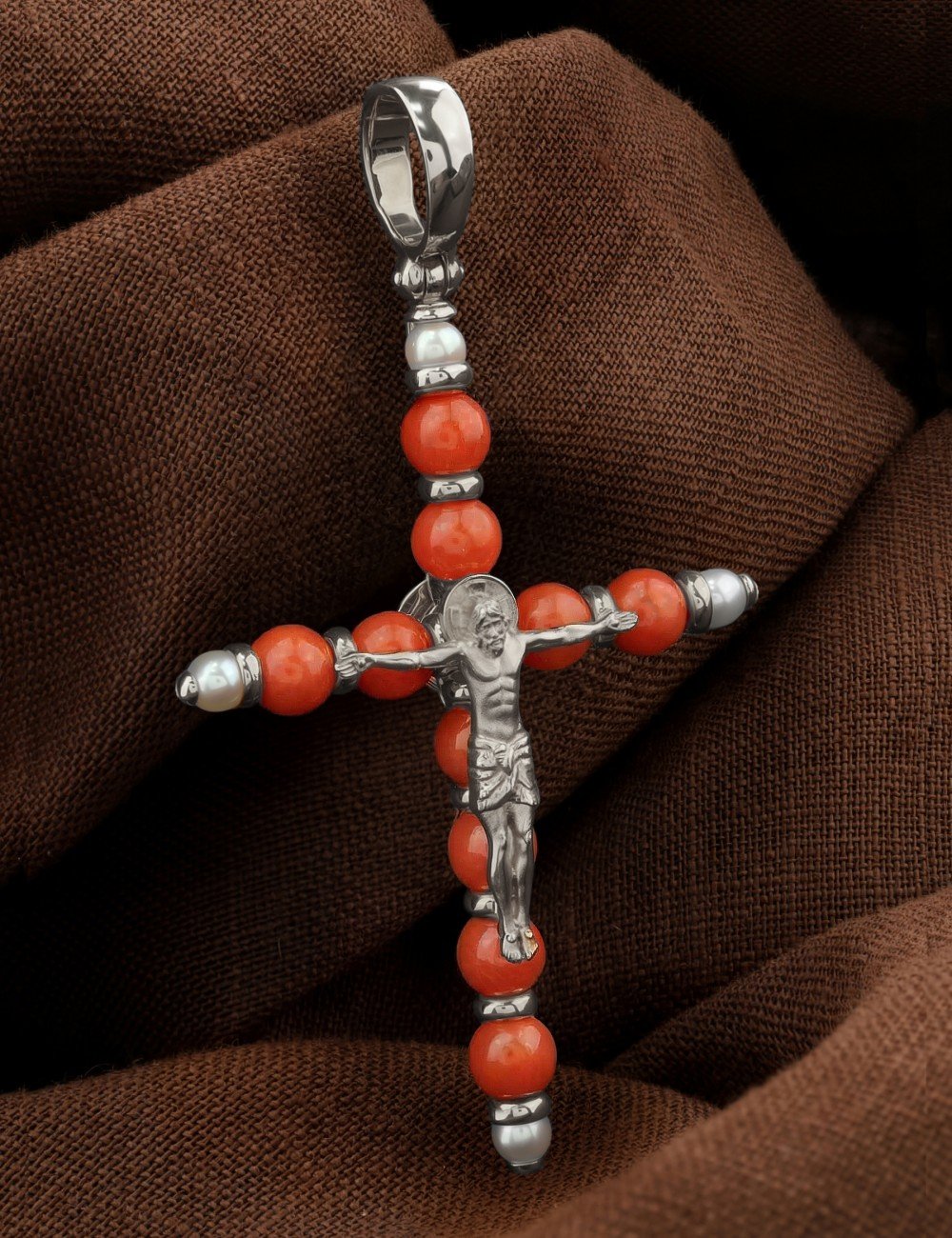 Крест из белого золота c жемчугом и кораллом