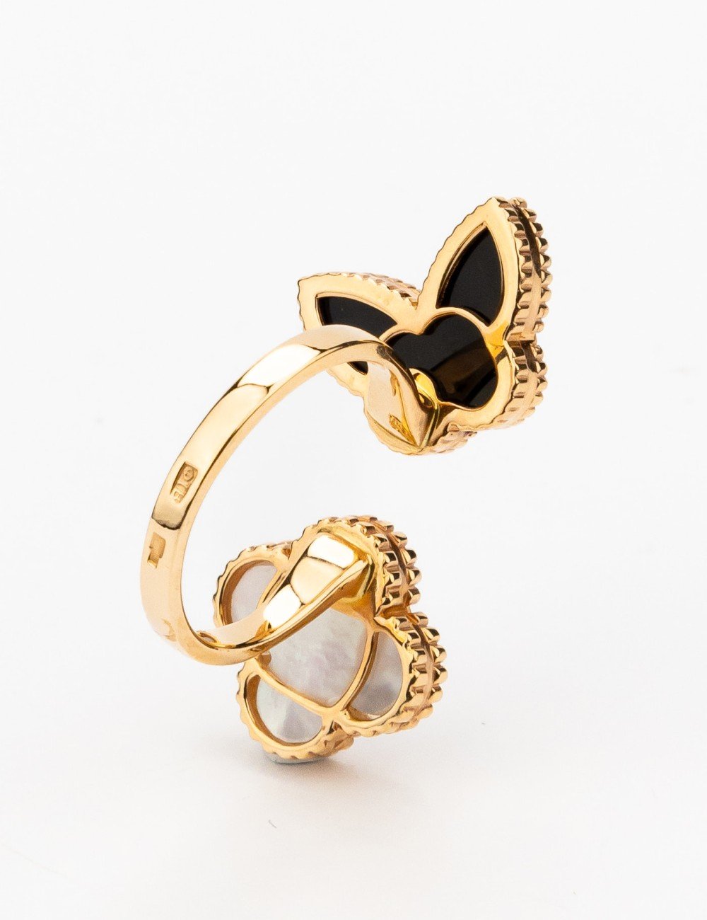 Кольцо из золота c ониксом и перламутром