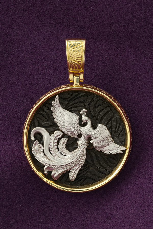 Подвеска из лимонного золота 585 пробы c эбеновым деревом