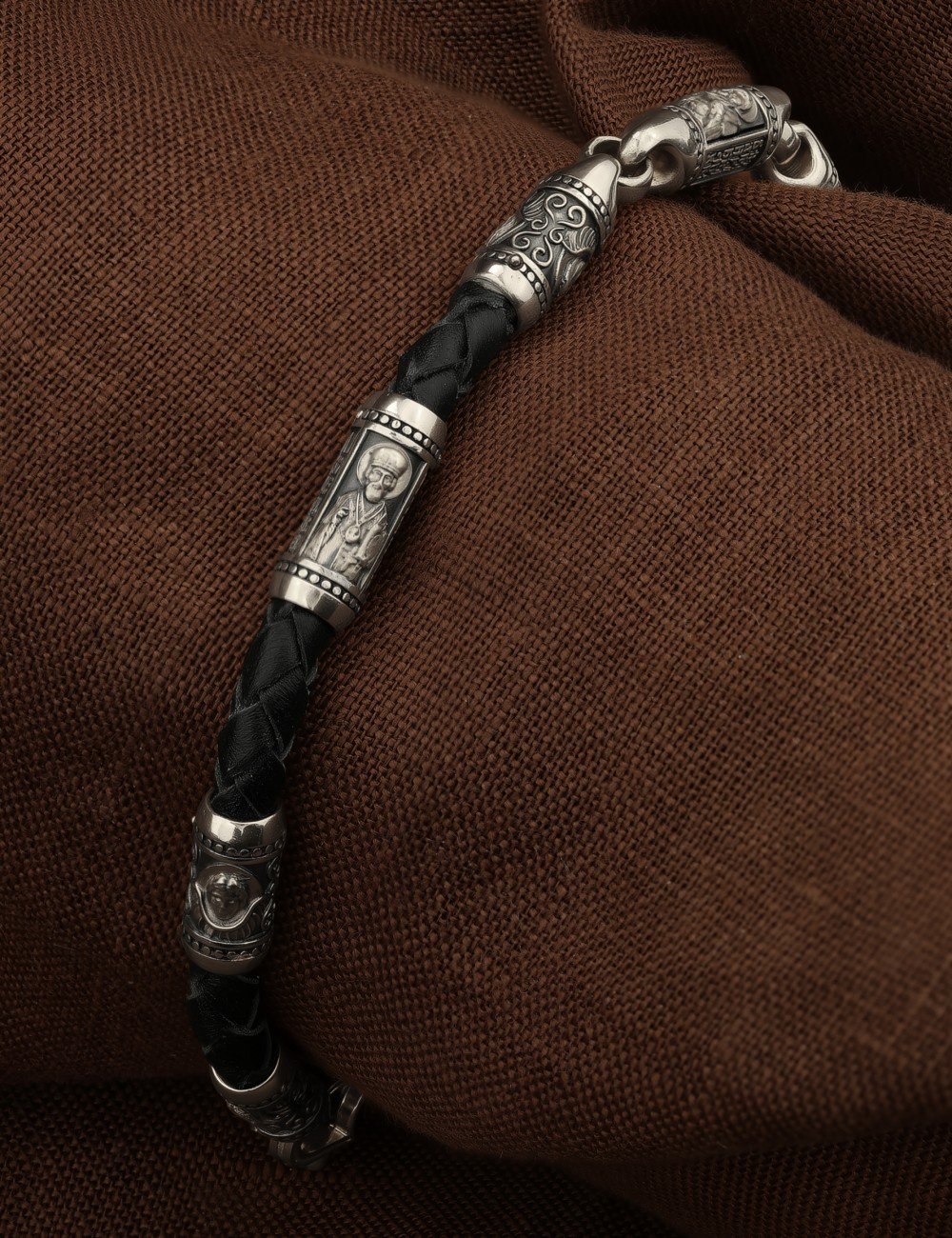 Браслет из белого золота c кожаным шнурком