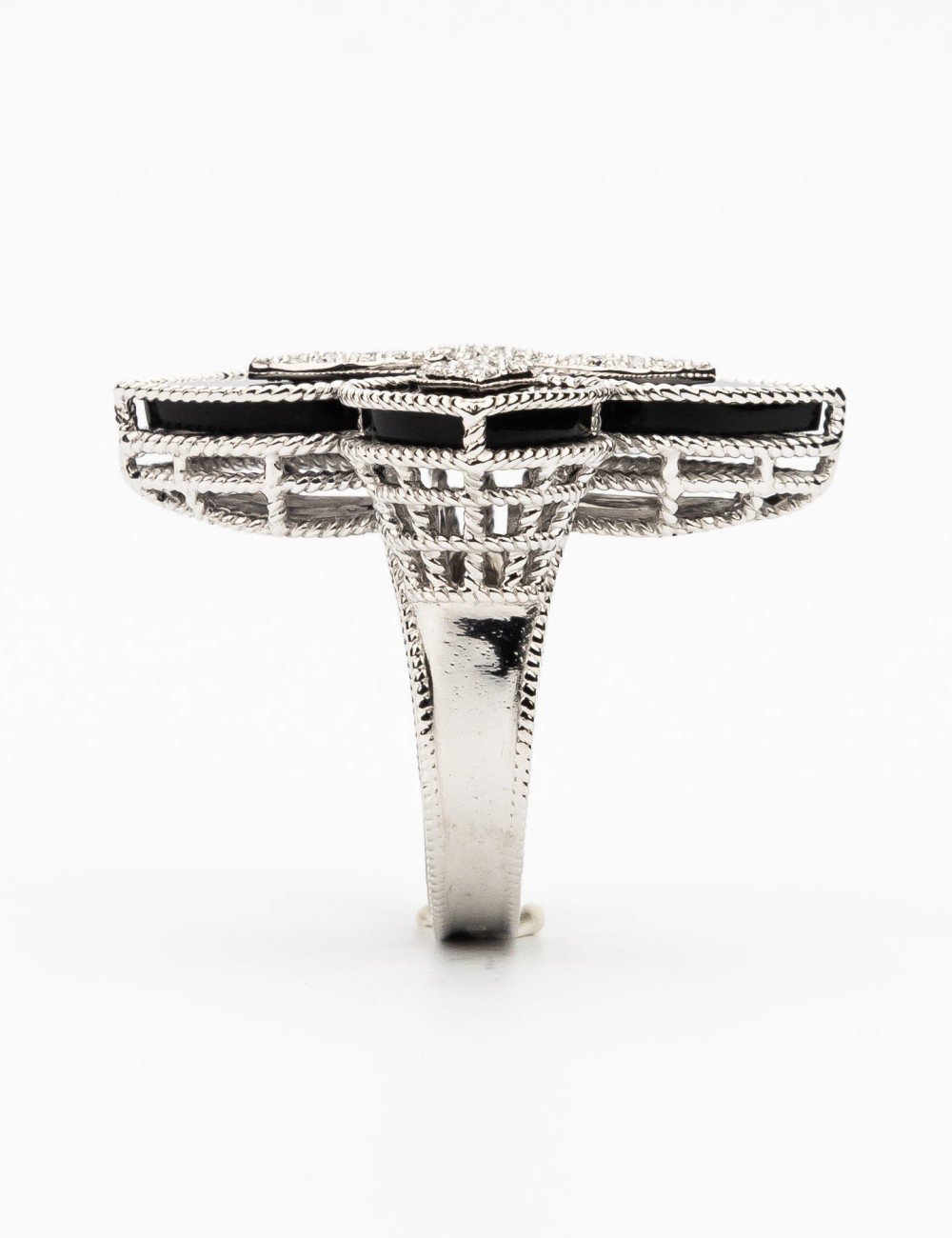 Кольцо из белого золота c бриллиантами и ониксом