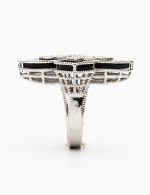 Кольцо из белого золота c бриллиантами и ониксом