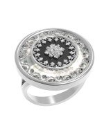 Кольцо из белого золота c ониксом и перламутром