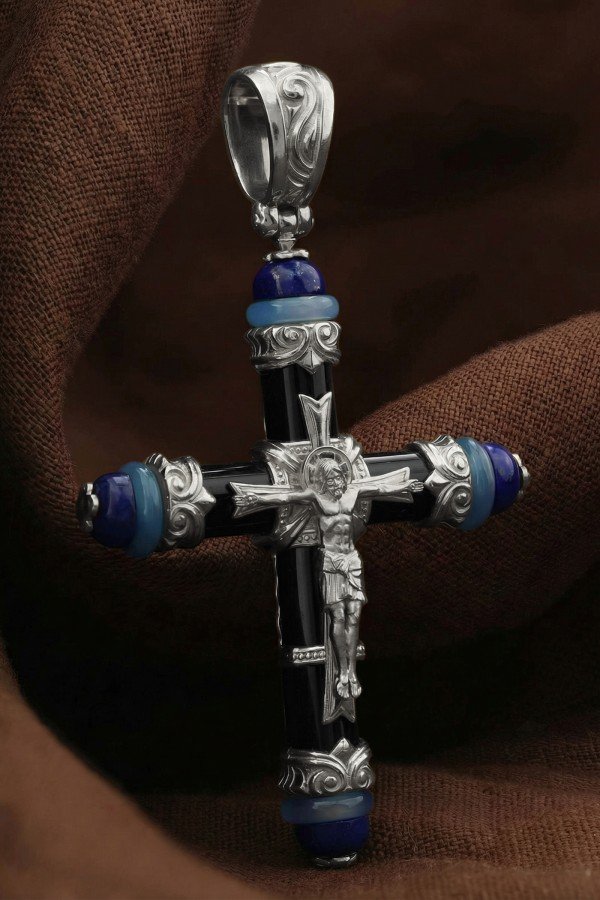 Крест из белого золота c ониксом, агатом и лазуритом