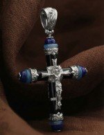 Крест из белого золота c ониксом, агатом и лазуритом