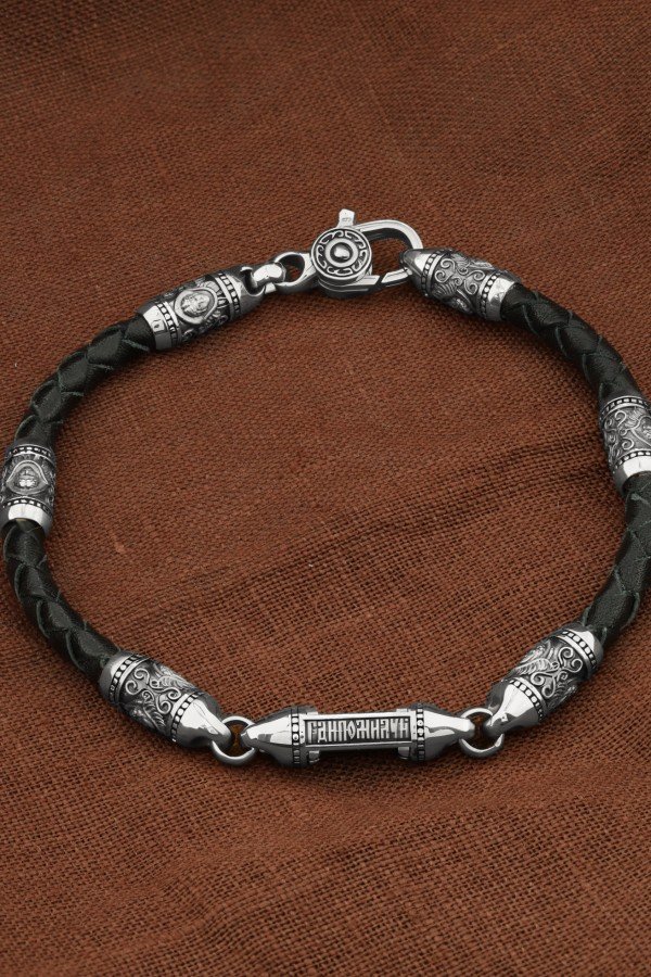 Браслет из белого золота c кожаным шнурком и ониксом